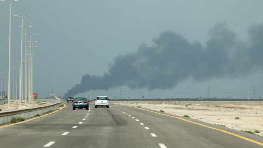 Iran tăng cường giội hỏa lực vào hạ tầng dầu mỏ khu vực